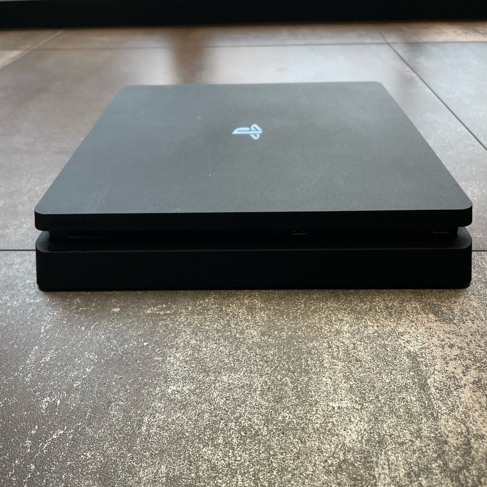 Sony PlayStation 4 - 500GB - Used